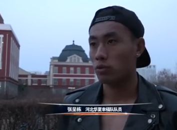 76人明夏有顶薪空间搞大动作可能瞄准卡椒等大牌前锋名记Woj在今日的76人热火圣诞大战半场休息期间，谈到了76人队未来可能的操作。